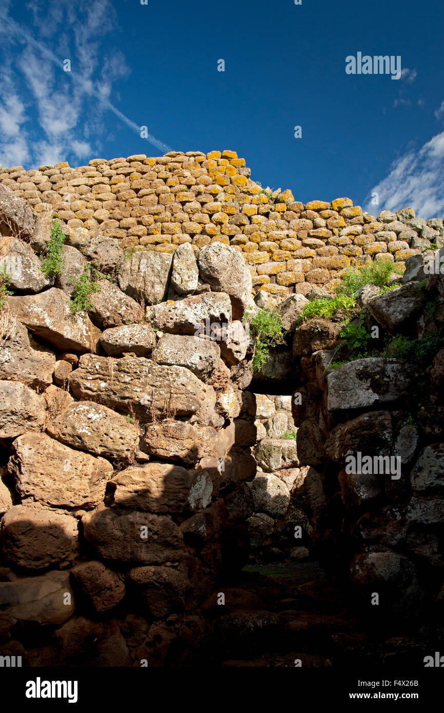 Abbasanta, Sardinien, Italien, 10/2015.View der alten Nuraghe Losa alten Turm, wichtige Gebäude aus der Zeit des sardischen Nuraghen. Stockfoto