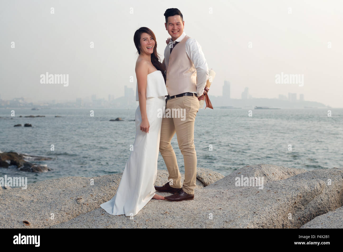 vor Hochzeit im freien romantischen Sonnenuntergang Strand Kleid Romantik  Freundin Freund Stockfotografie - Alamy