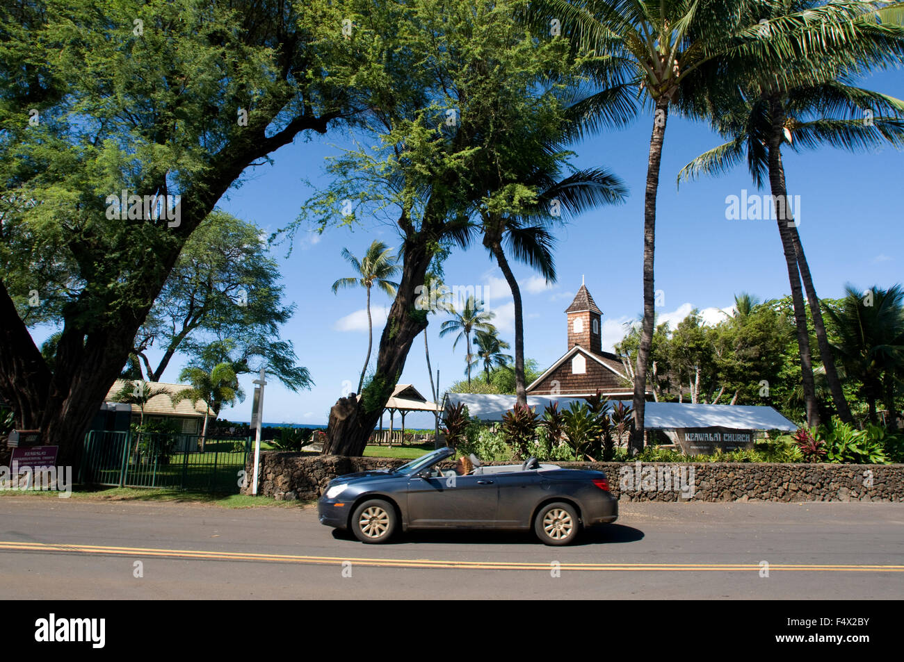 Chrysler Sebring Cabrio Auto vor Kalaeala'i Congregational Church. Makena. Maui. Hawaii. Keawala'i Congregational Ch Stockfoto