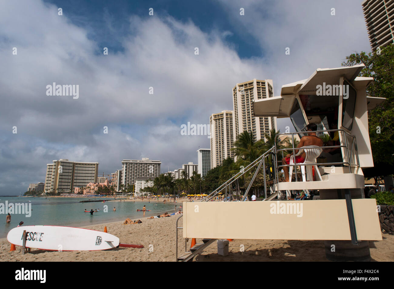 Bademeister am Strand von Waikiki Beach. O' ahu. Hawaii. Waikiki ist berühmt für seine Strände und jedes Zimmer ist nur zwei oder drei Stockfoto