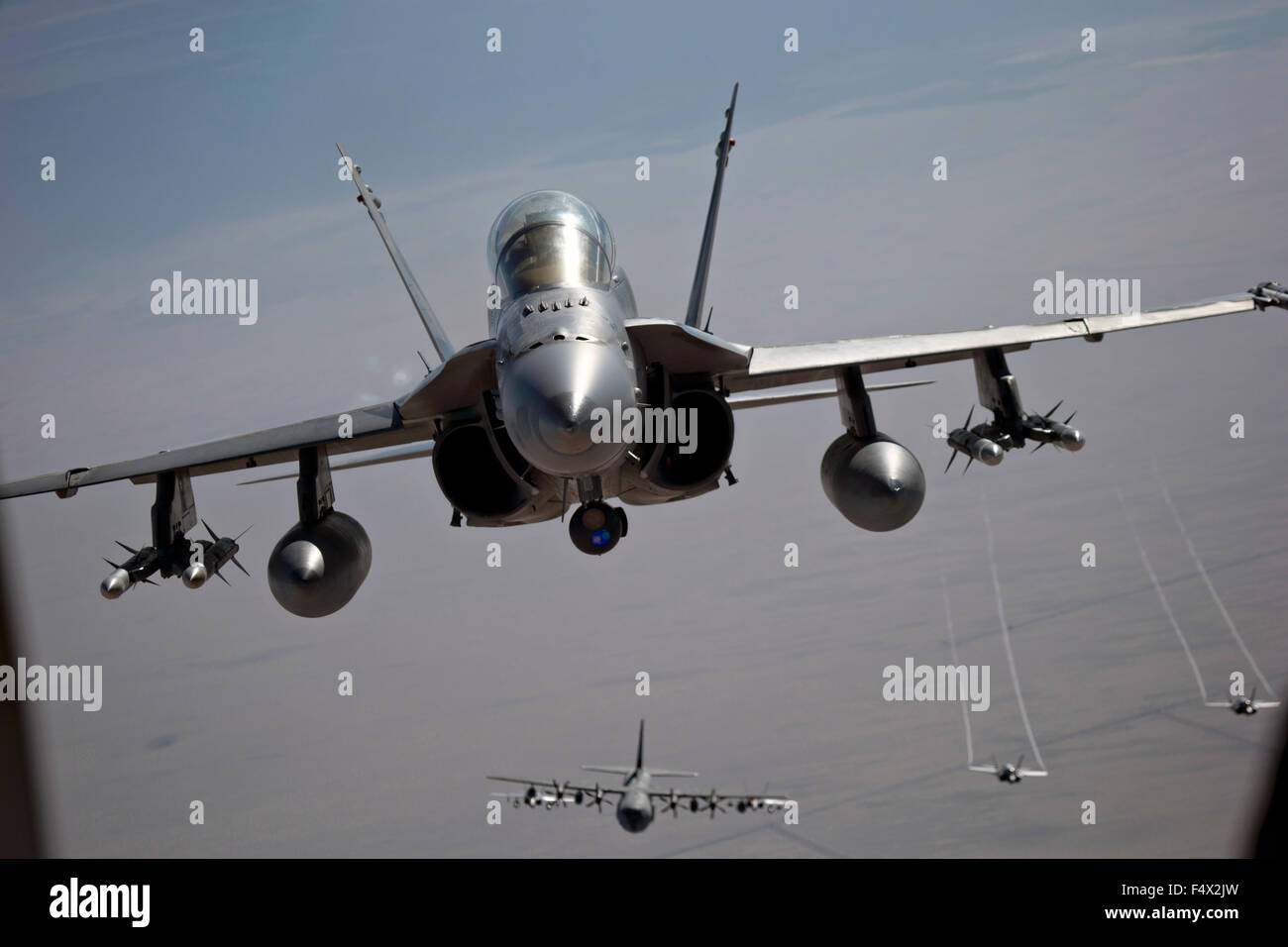 Ein Kampfflugzeug der US Marine Corps F/A-18 Hornet während Waffen und Taktiken Instructor Kurs 15. Oktober 2015 in der Nähe von Yuma, Arizona. Stockfoto