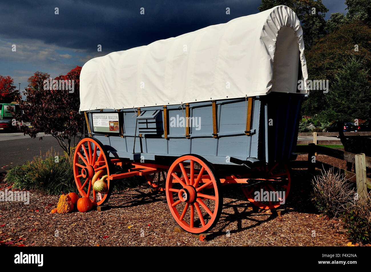 Geschlechtsverkehr, Pennsylvania: Pennsylvania Conestoga Planwagen mit Herbst Kürbisse und Kalebassen Küche Wasserkocher Village Stockfoto