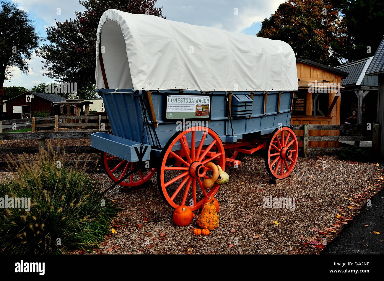 Geschlechtsverkehr, Pennsylvania: Pennsylvania Conestoga Planwagen mit Herbst Kürbisse und Kalebassen Küche Wasserkocher Village Stockfoto