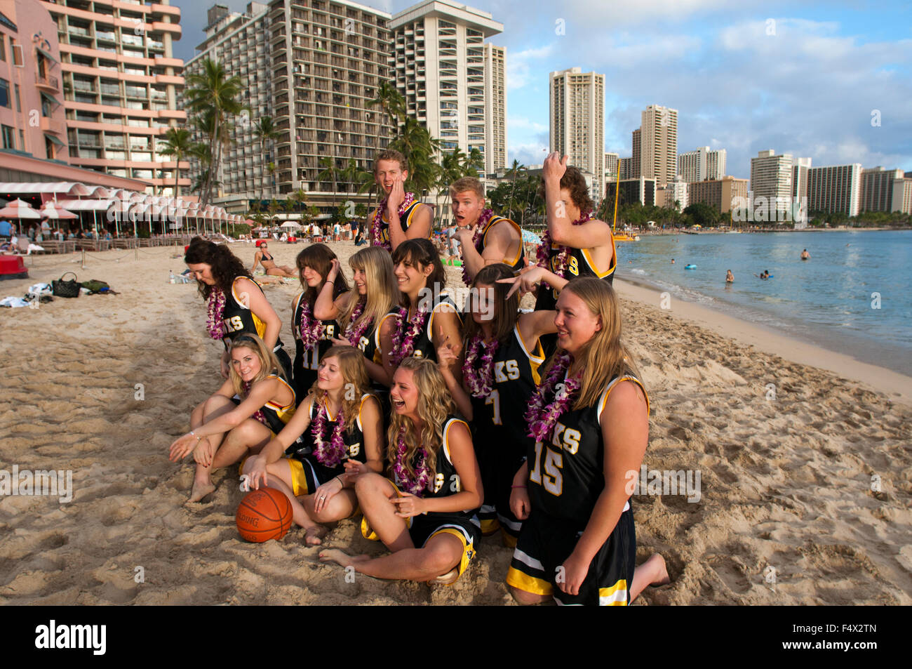 Korb-Spieler in Waikiki Beach. O' ahu. Hawaii. Waikiki ist berühmt für seine Strände und jedes Zimmer ist nur zwei oder drei block Stockfoto