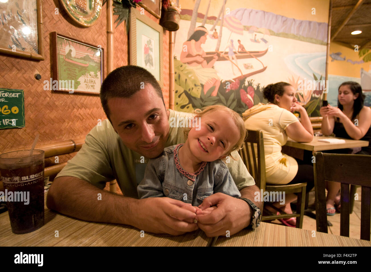 Vater mit ihrer Tochter in Cheeseburger im Paradies Restaurant. Waikiki. Hawaii. USA. Cheeseburger im Paradies ist eine lässige dini Stockfoto