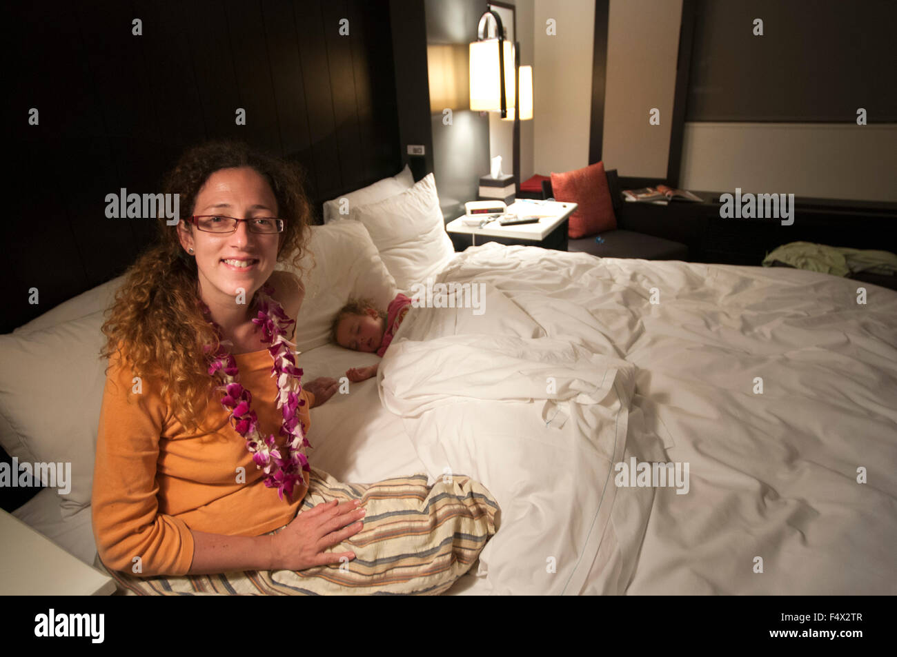 Mutter mit ihrer Tochter in einem Hotelzimmer schlafen. Aqua Hotel, Strand von Waikiki. Hawaii. Stockfoto