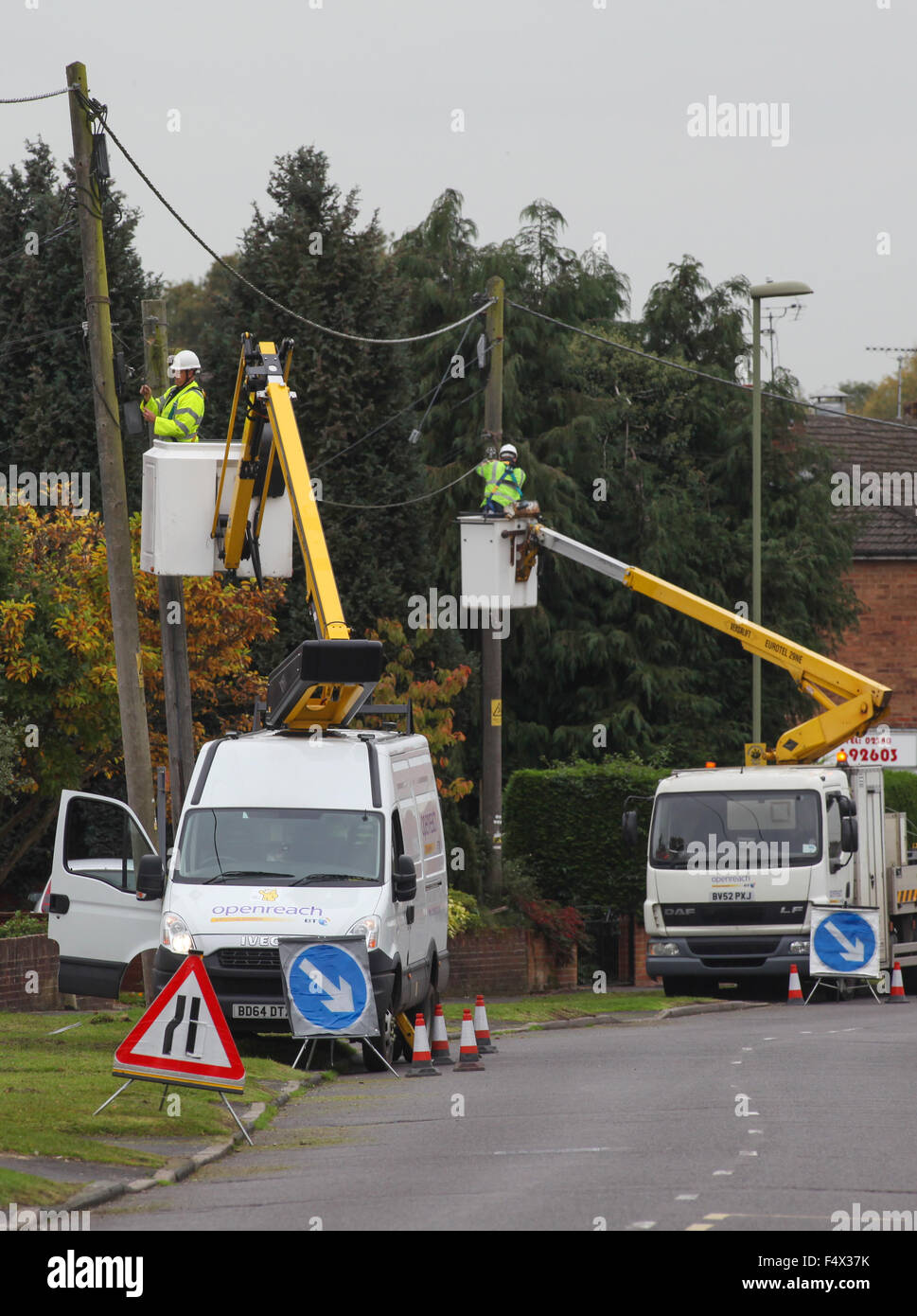 BT die Ingenieure Aktualisierung Telefonleitungen auf Telegrafenmasten Stockfoto