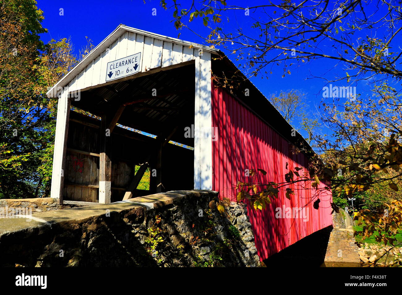 Ephrata, Pennsylvania: Bedeckt Conestoga River Bridge * Stockfoto