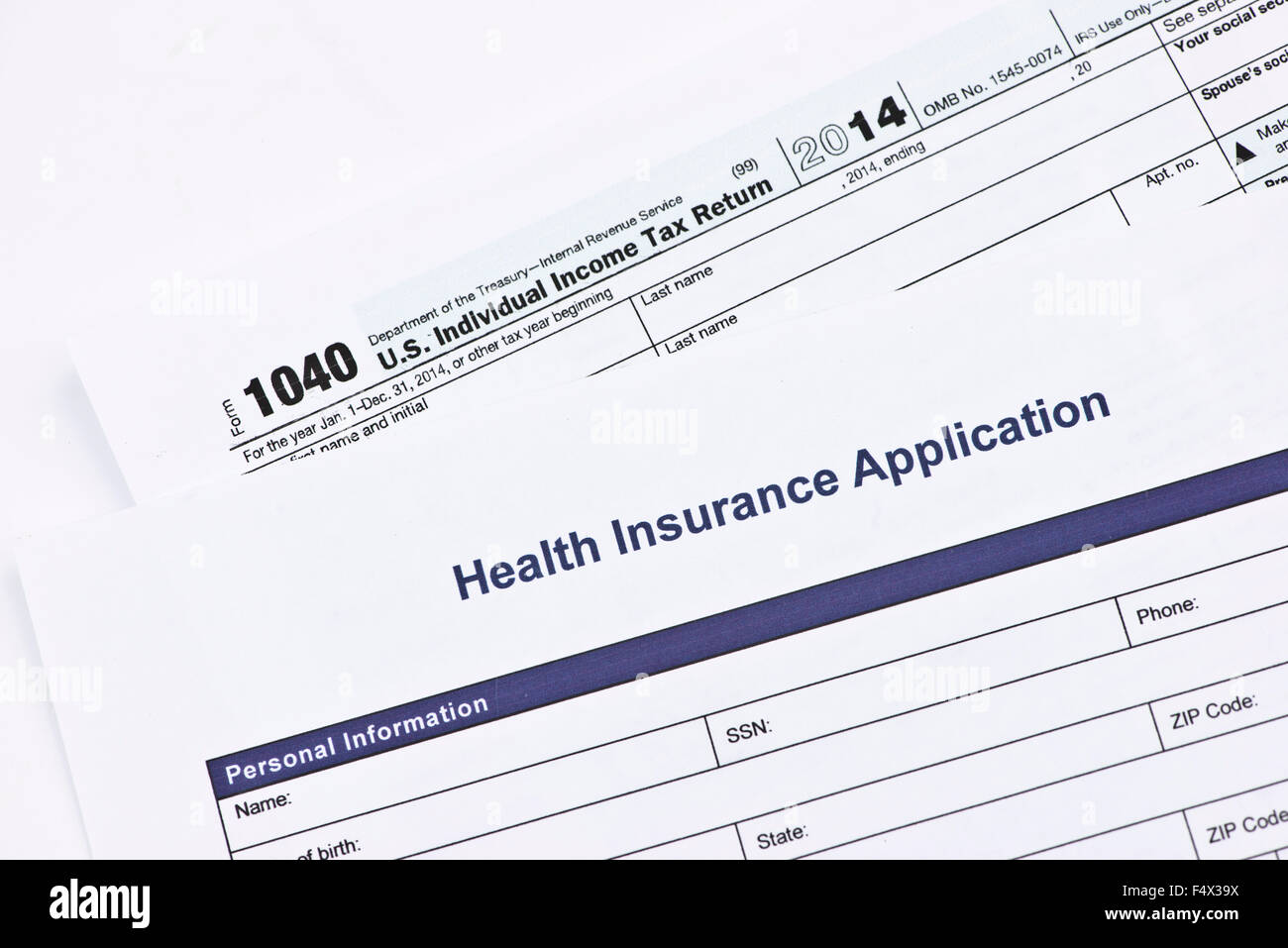 Krankenversicherung-Anwendung mit 1040 US tax Form. Stockfoto