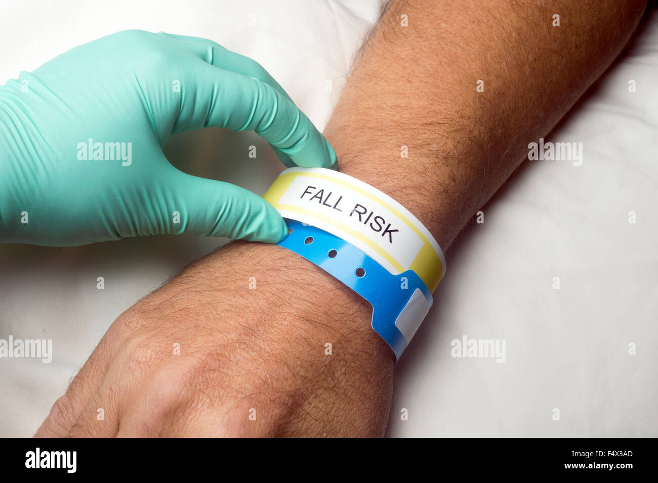 Krankenschwester Kontrollen Krankenhaus Patienten Herbst Risiko Armband. Stockfoto