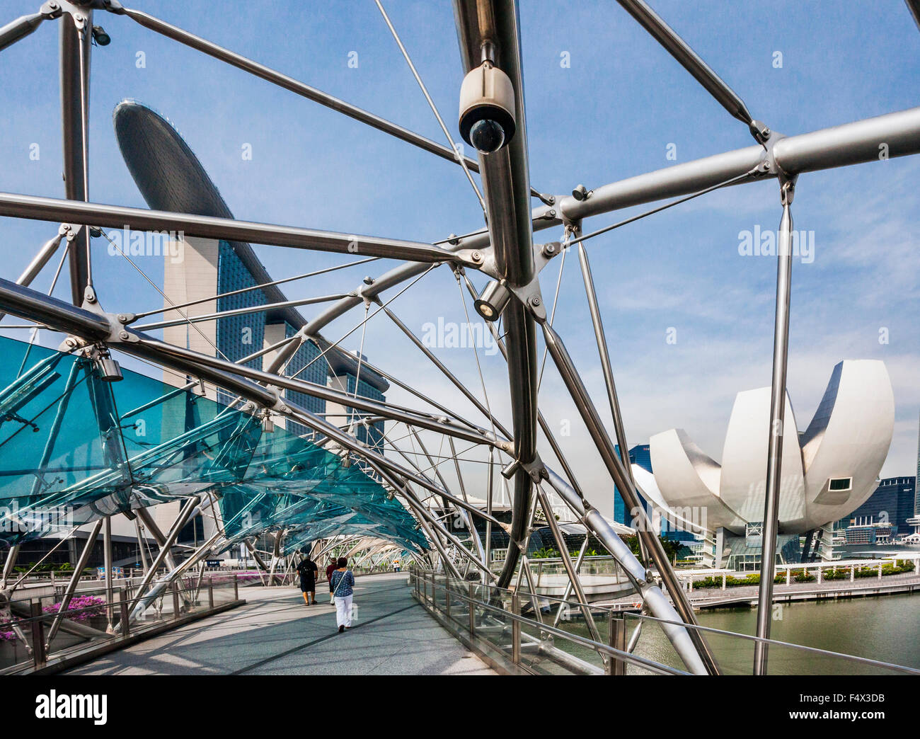 Singapur, Marina Bay Sans und das Kunstmuseum Wissenschaft von Helix Bridge gesehen Stockfoto