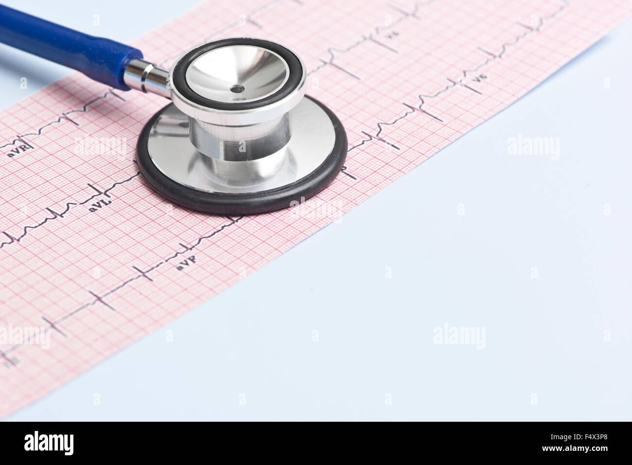 Stethoskop und EKG mit Exemplar auf hellblau. Stockfoto