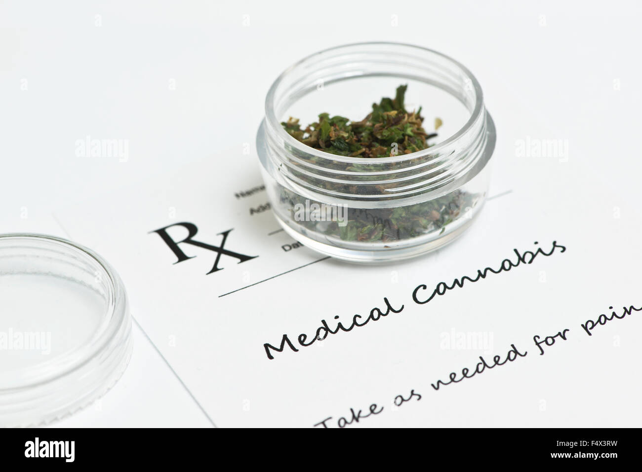 Medizinisches Marihuana Rezept mit Behälter und Deckel. Dokument, Label sind frei erfunden. Stockfoto