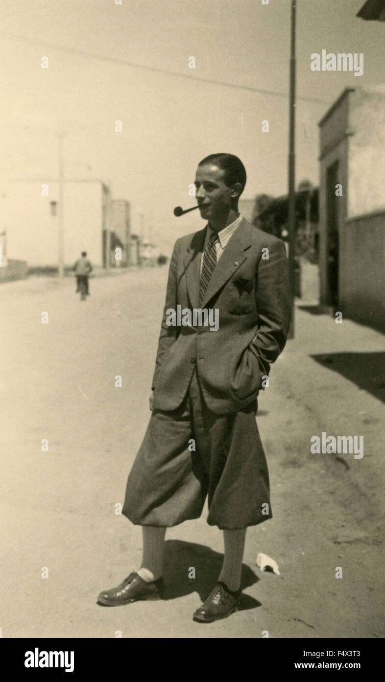 Ein Mann mit Hosen Pfeifenrauchen, Italien Stockfoto