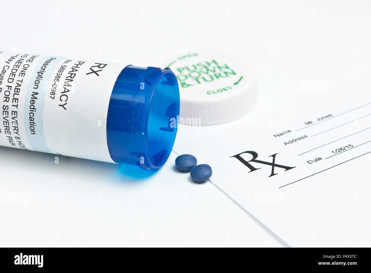 Morphin Sulfat mit Flasche und verschreibungspflichtigen Pillen. Dokument, Label sind frei erfunden. Stockfoto