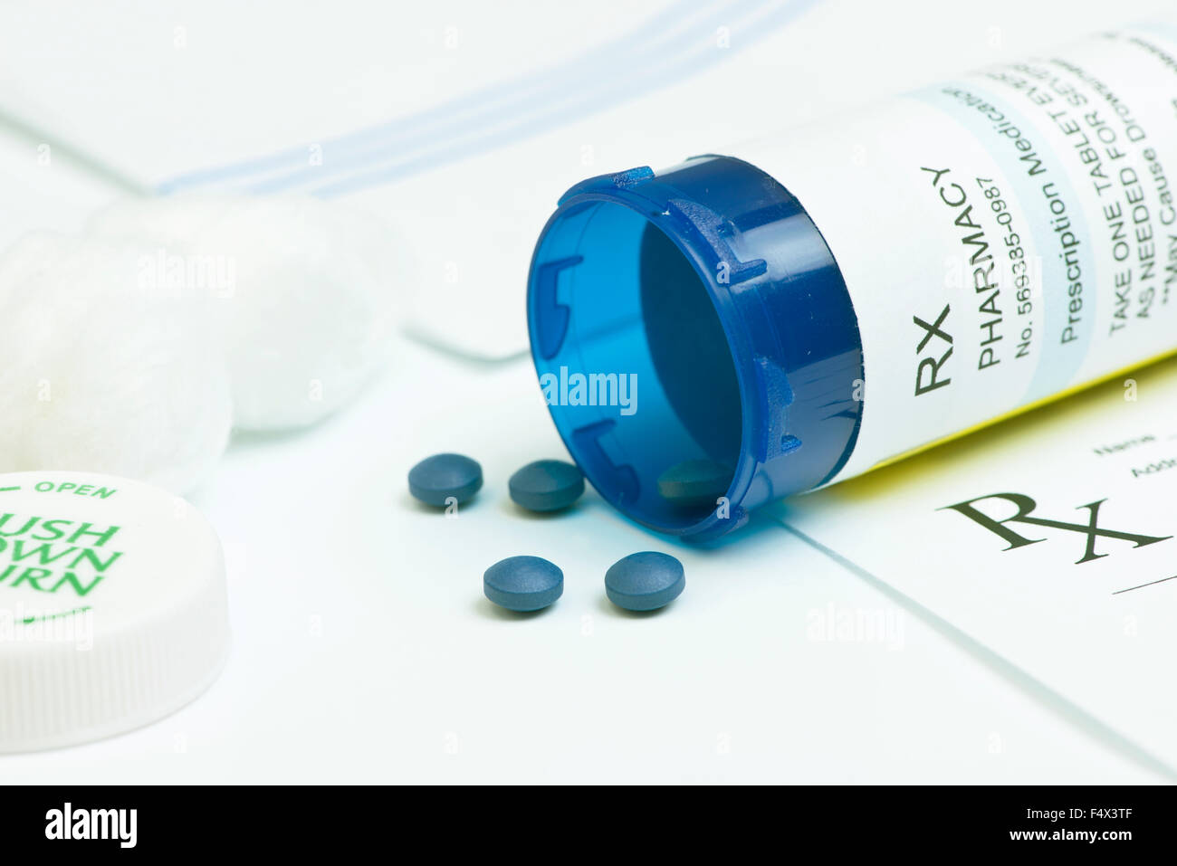 Morphin Sulfat mit Flasche und verschreibungspflichtigen Pillen. Dokument, Label sind frei erfunden. Stockfoto