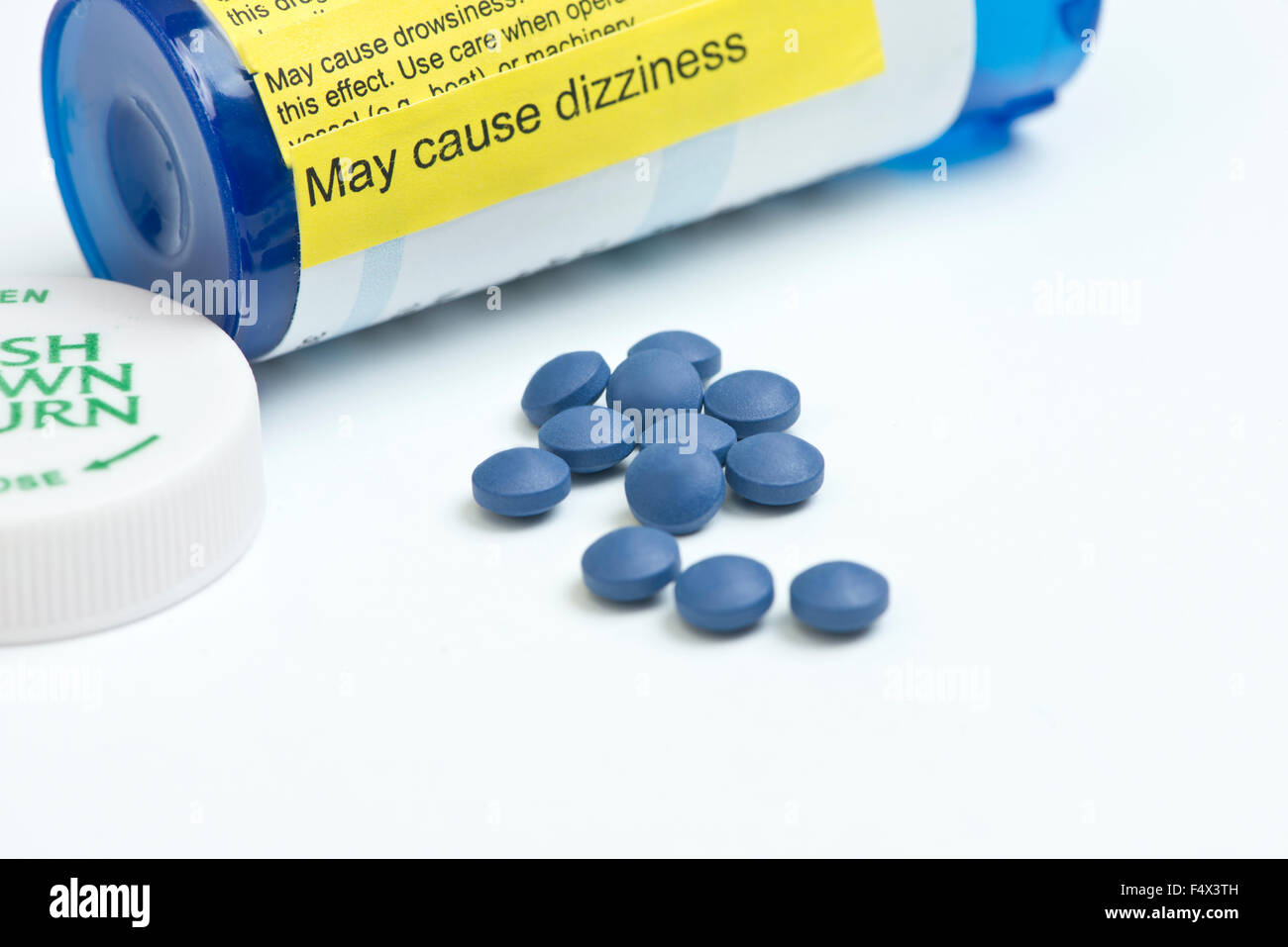 Morphin Sulfat Pillen mit Nebenwirkungen Label auf Verschreibung Flasche. Stockfoto