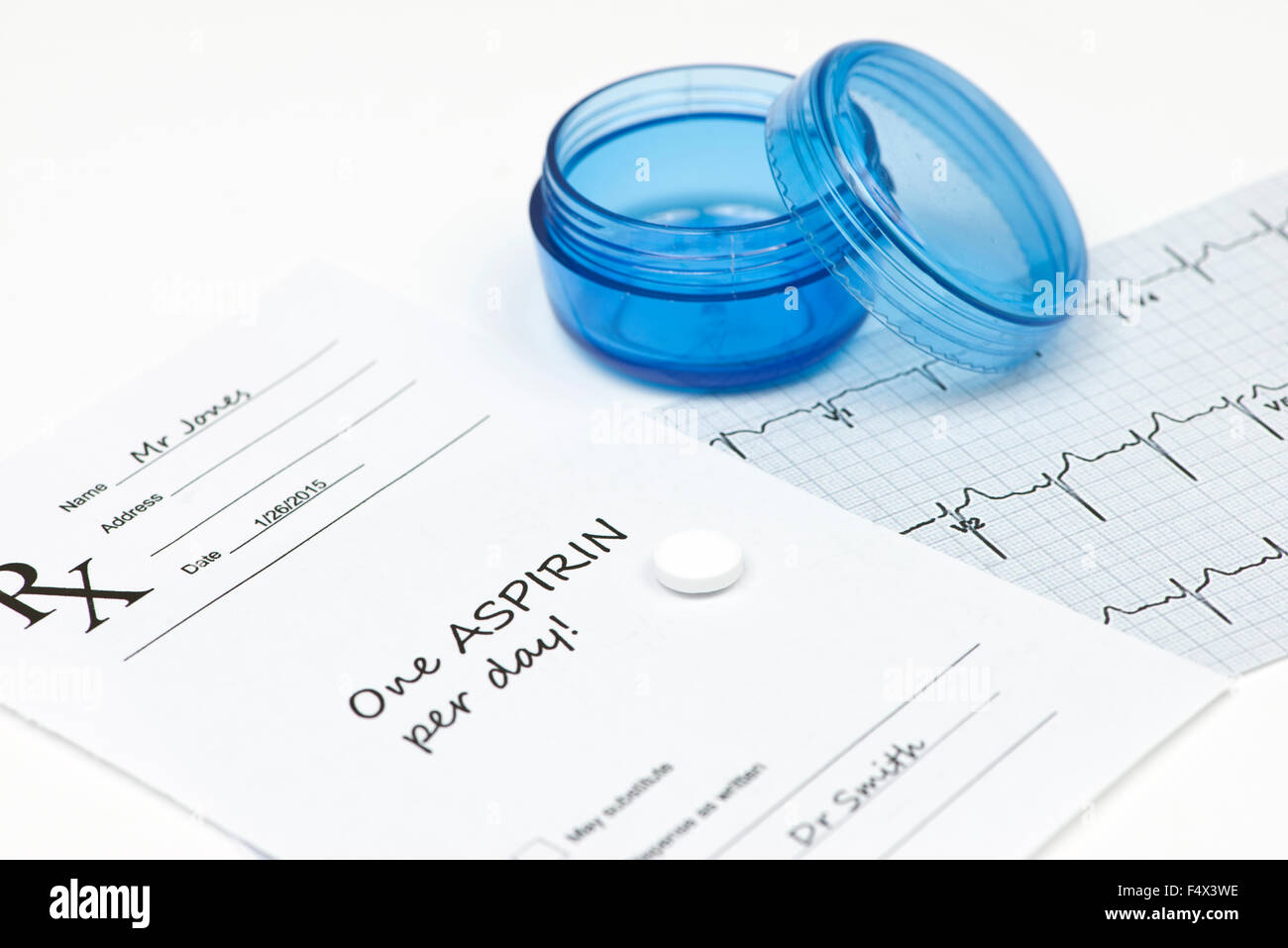 Täglich Aspirin-Tablette mit Rezept, EKG und blaue Pille Container. Stockfoto
