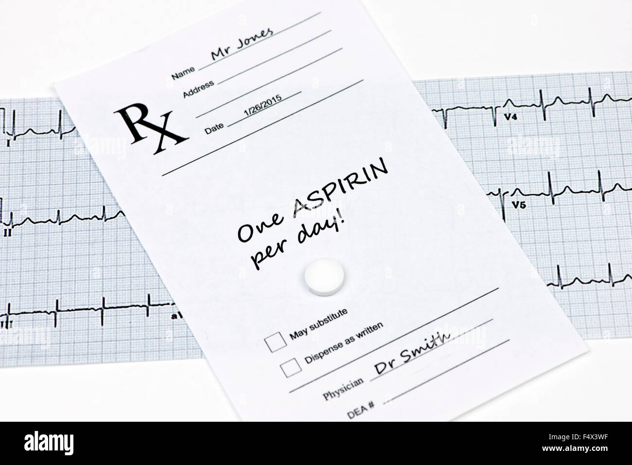 Täglich Aspirin-Tablette mit Rezept und EKG. Stockfoto