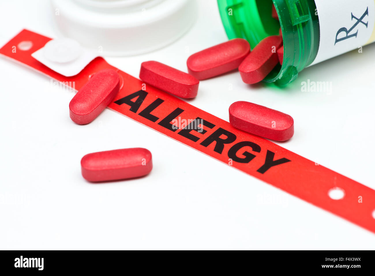 Allergie-Alarm Krankenhaus-Armband mit Medikamente und verschreibungspflichtige Flasche. Stockfoto