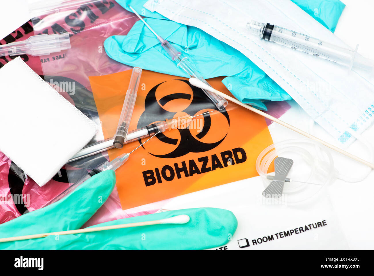 Biohazard verschwenden Taschen mit gebrauchten Spritzen, Nadeln, Bandagen und andere medizinische Abfälle. Stockfoto