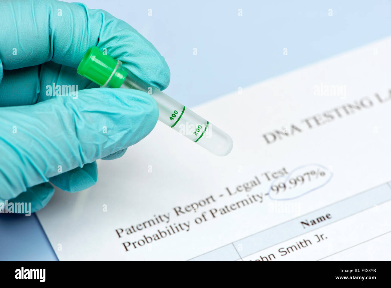 Laborantin hält Kultur Schlauch mit DNA-Test Lab-Bericht. Stockfoto