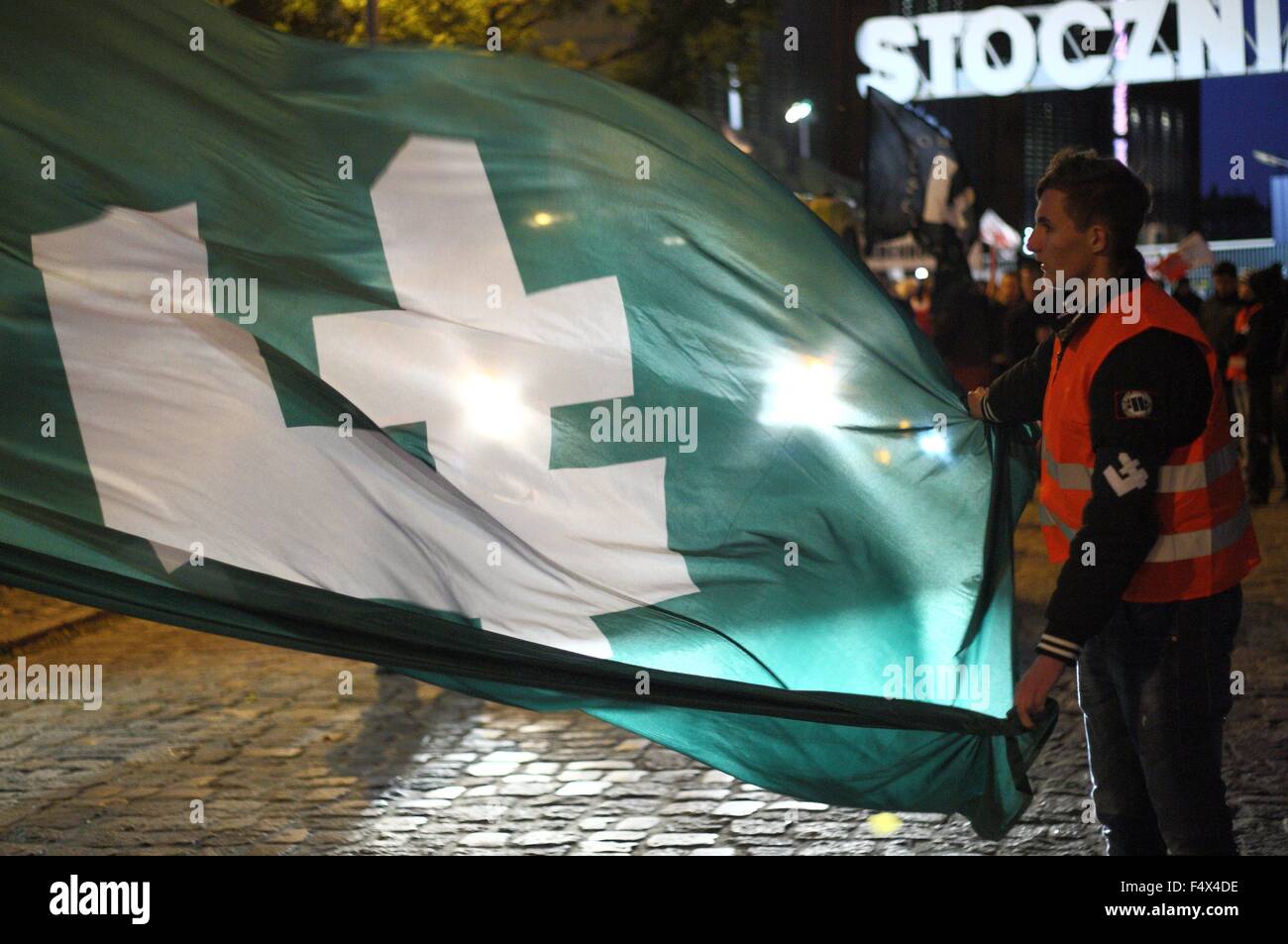 Danzig, Polen am 23. Oktober 2015 Anti-Immigranten und Anti-Moslems März in Danzig statt. Weit rechten Aktivisten aus ONR und Mlodziez Wszechpolska Organisationen schrie rassistische Parolen und Fackeln Kredit zu halten: Michal Fludra/Alamy Live News Stockfoto