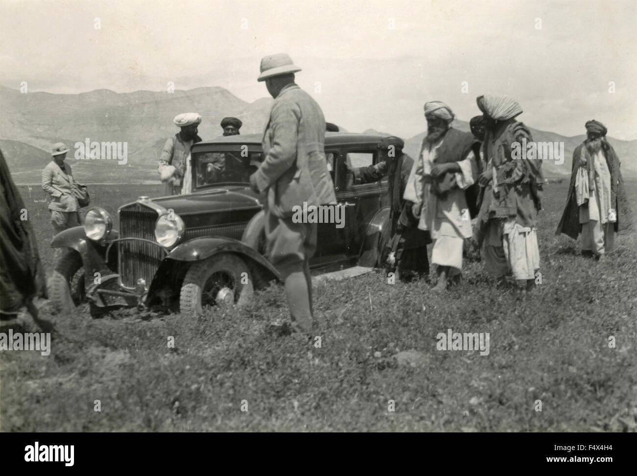 Das Auto sank in den Schlamm am Termiz ist umgeben von nomadisierenden Usbeken, Usbekistan Stockfoto