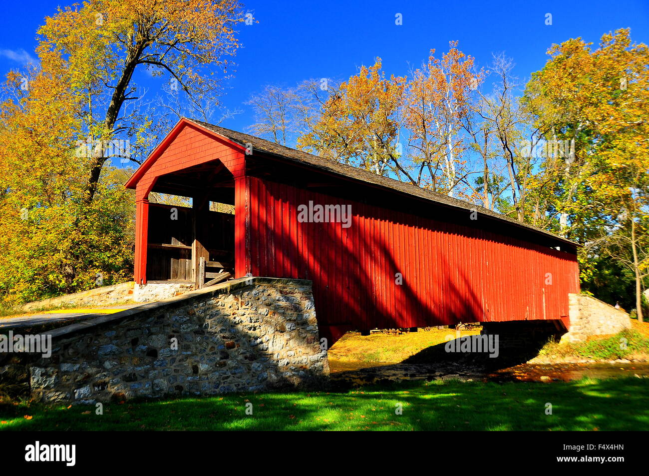 Goodville, Pennsylvania: Einzelne Überspannung, Doppelbogen Burr truss 1859 Pool Forge Covered Bridge über den Fluss Conestoga * Stockfoto