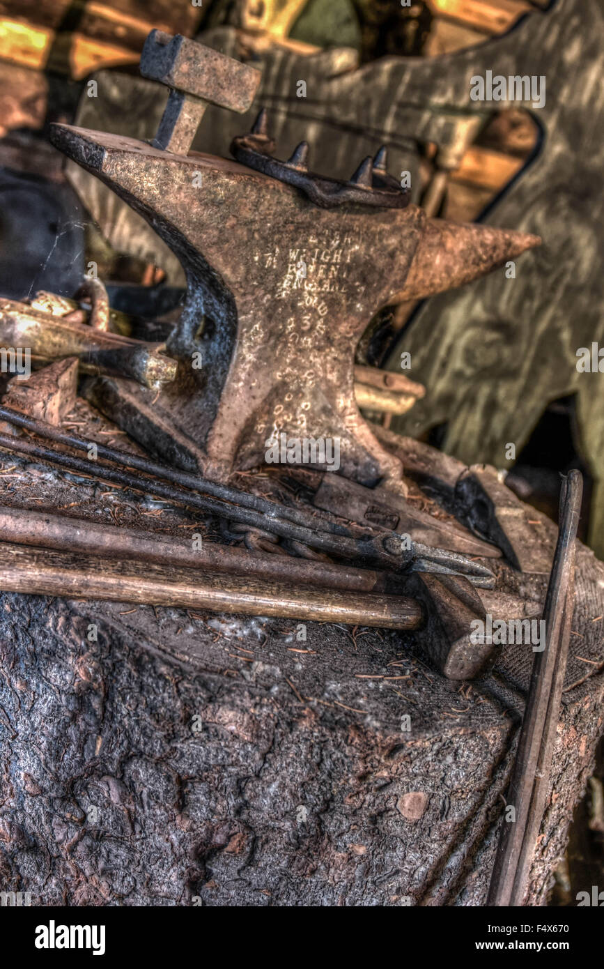 Eine rostige Amboss und alte Werkzeuge in einer alten Scheune in Alaska gefunden Stockfoto