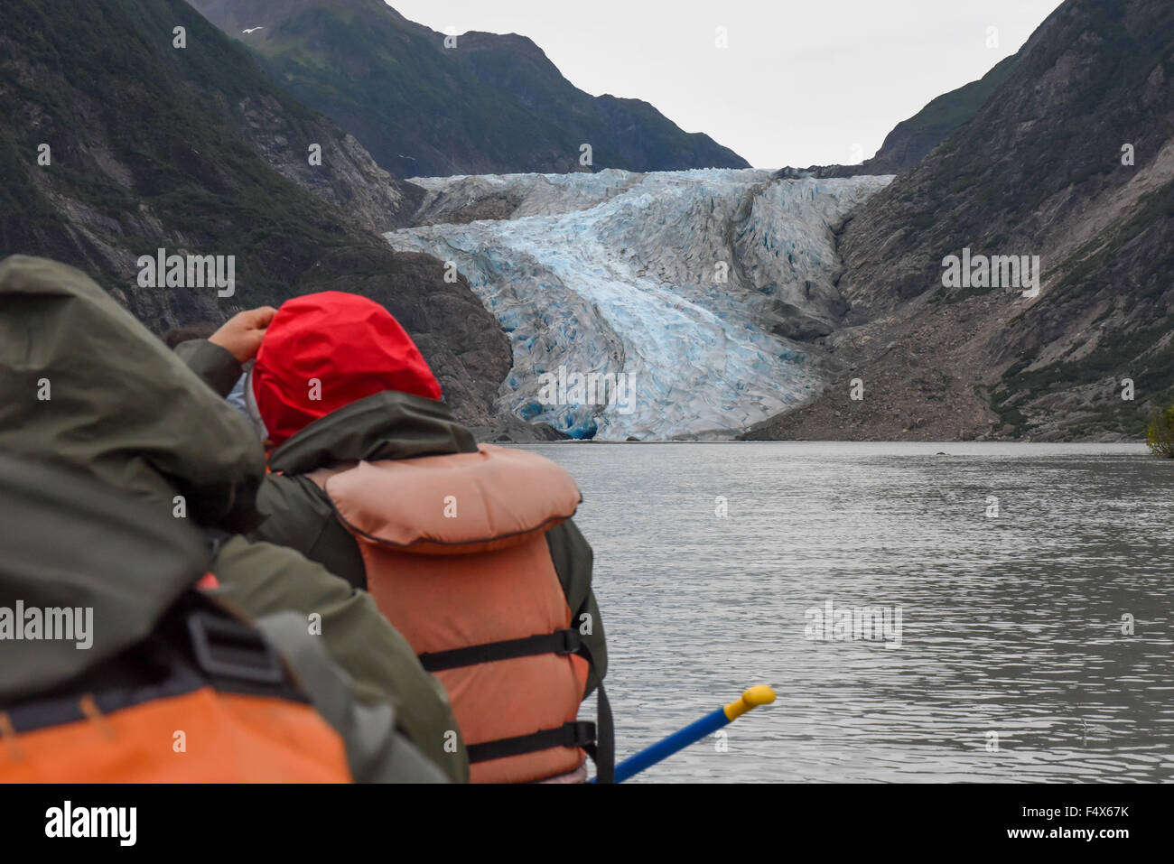 Touristen in einem Kanu nähern Davidson Gletscher in der Nähe von Skagway, Alaska Stockfoto