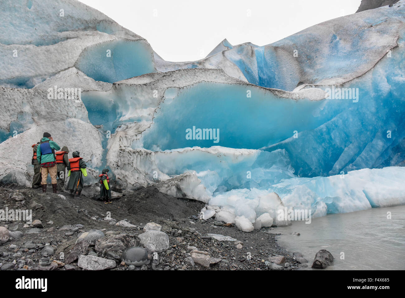 Wanderer überprüfen Sie die blaue Eis auf einer Alaskakreuzfahrt Exkursion Wanderung zu Davidson Gletscher in der Nähe von Skagway in Alaska | Inside Passage - Lynn Canal - Haines AK Stockfoto