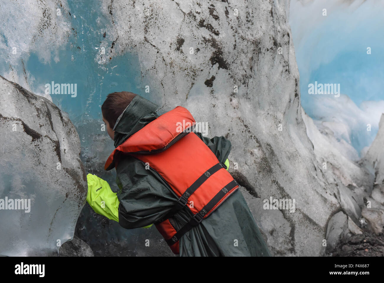 Ein Junge an einer Alaskakreuzfahrt ausflug Getränke Eis kalte Wasser fallen Davidson Gletscher in der Nähe von Skagway in Alaska | Inside Passage - Lynn Canal - Haines AK Stockfoto