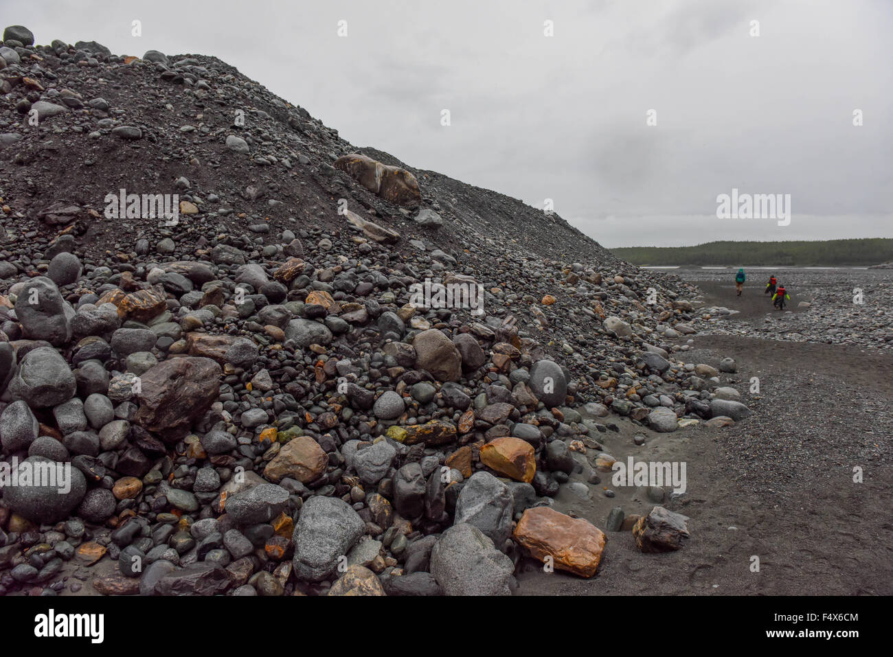 Ein Berg von Felsen links nach dem Pullback Davidson Gletscher Haines, Alaska Stockfoto