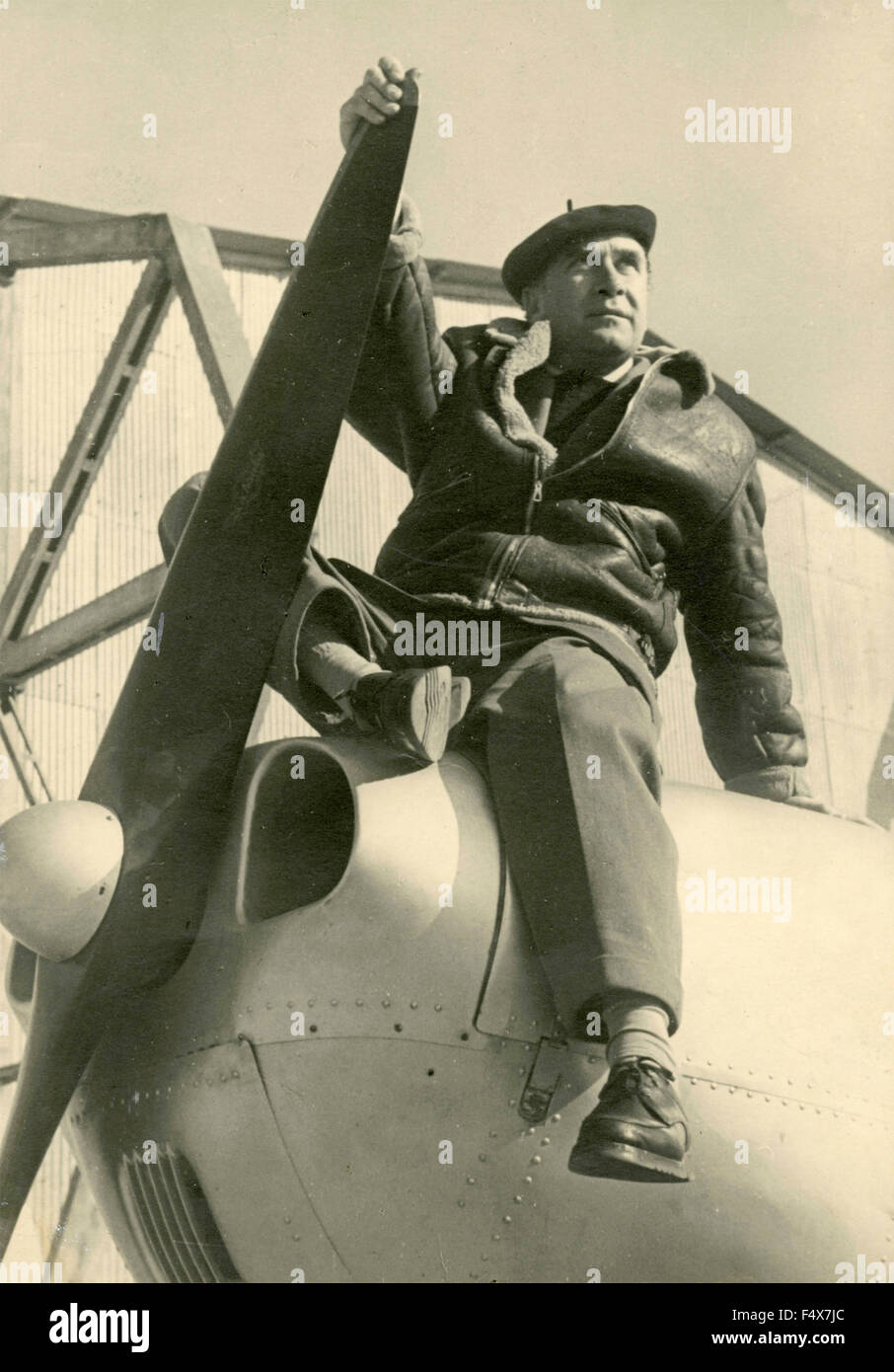 Ein Mann sitzt auf der Schnauze ein Leichtflugzeug, Italien Stockfoto