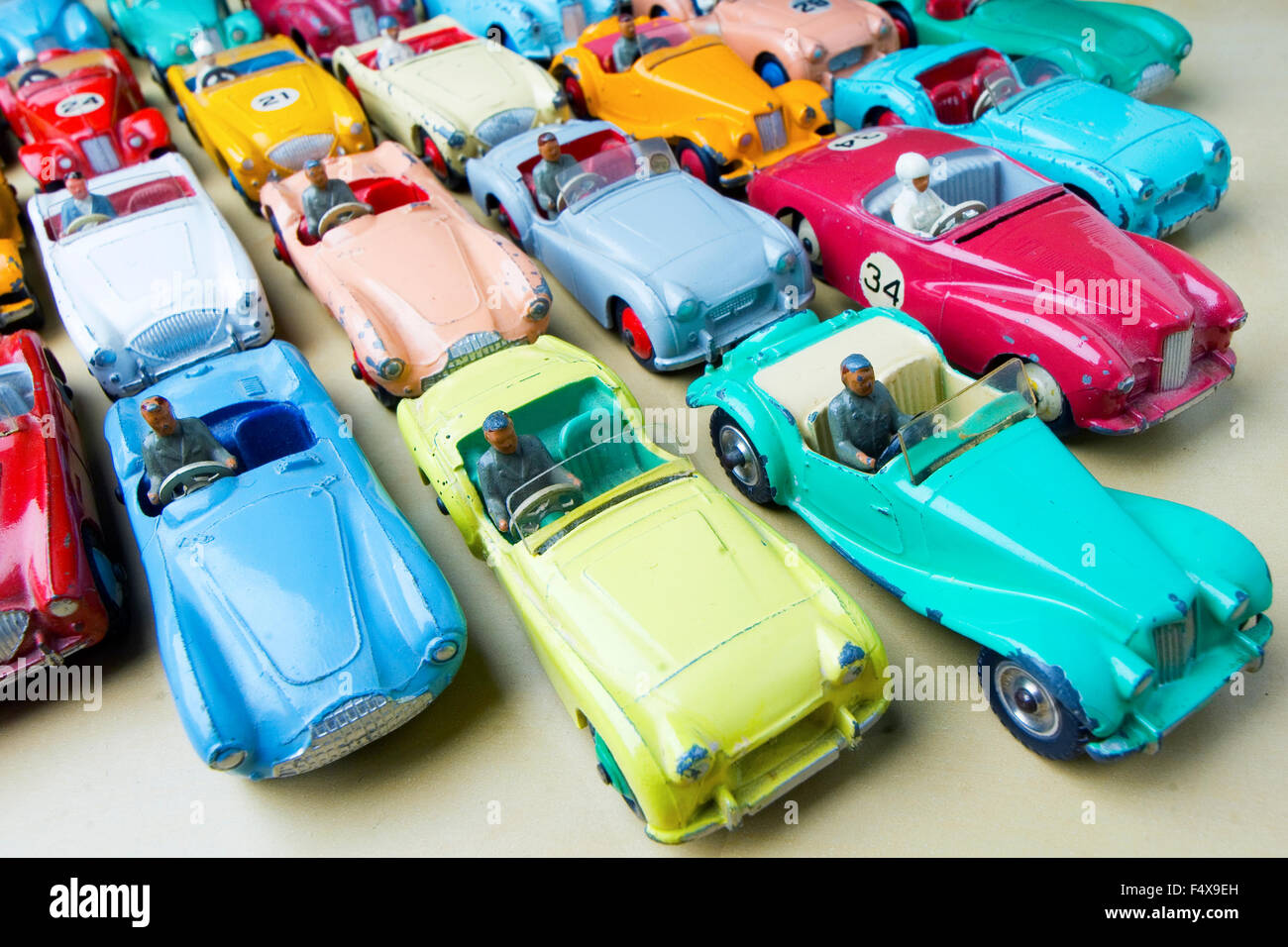 Sammlung von dinky Sportwagen aus den 50er Jahren. bunte Autos. Stockfoto