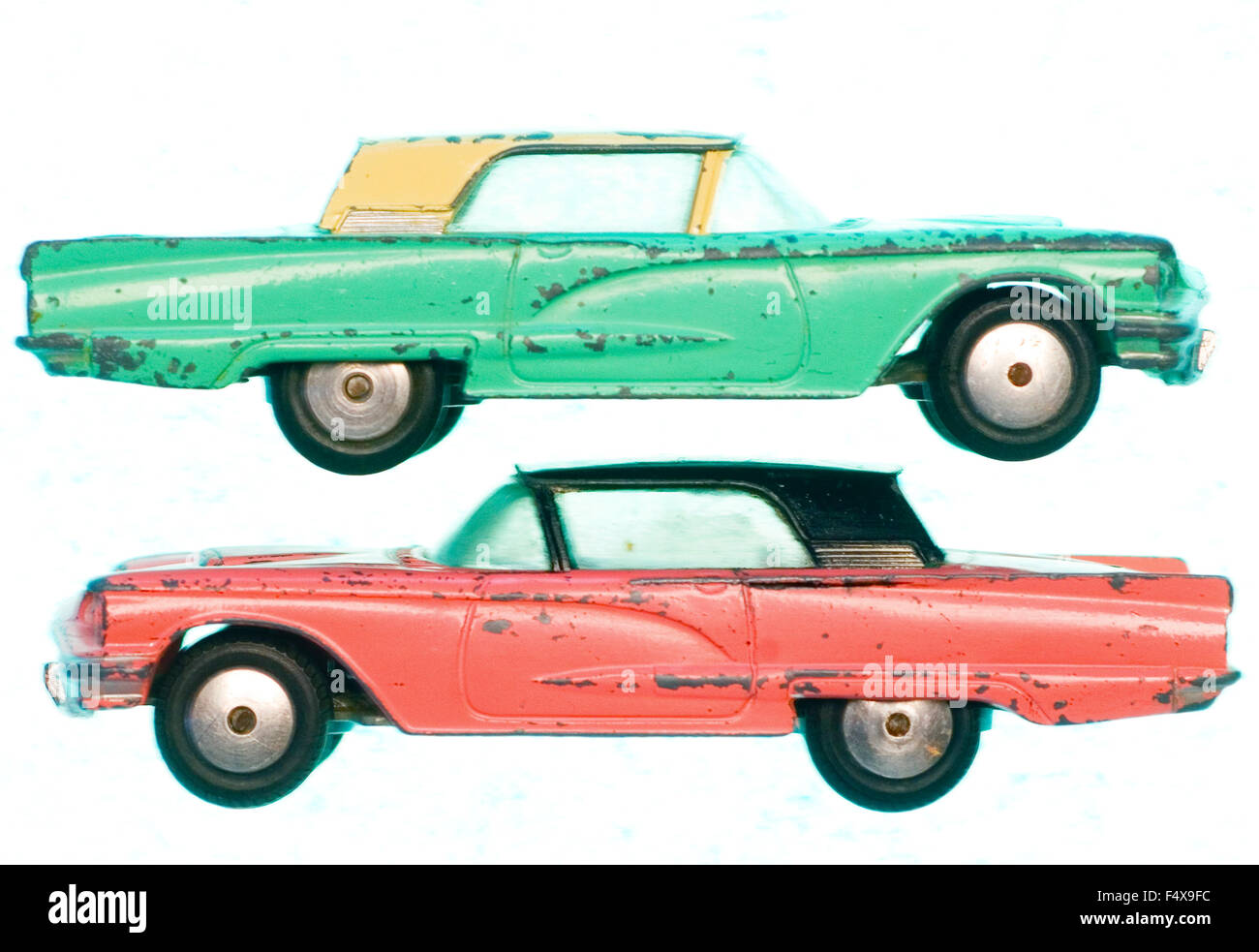 Dinky Ford Thunderbirds X2. Rosa und grün. Profil, geschlagen und eingeschlagen. Stockfoto