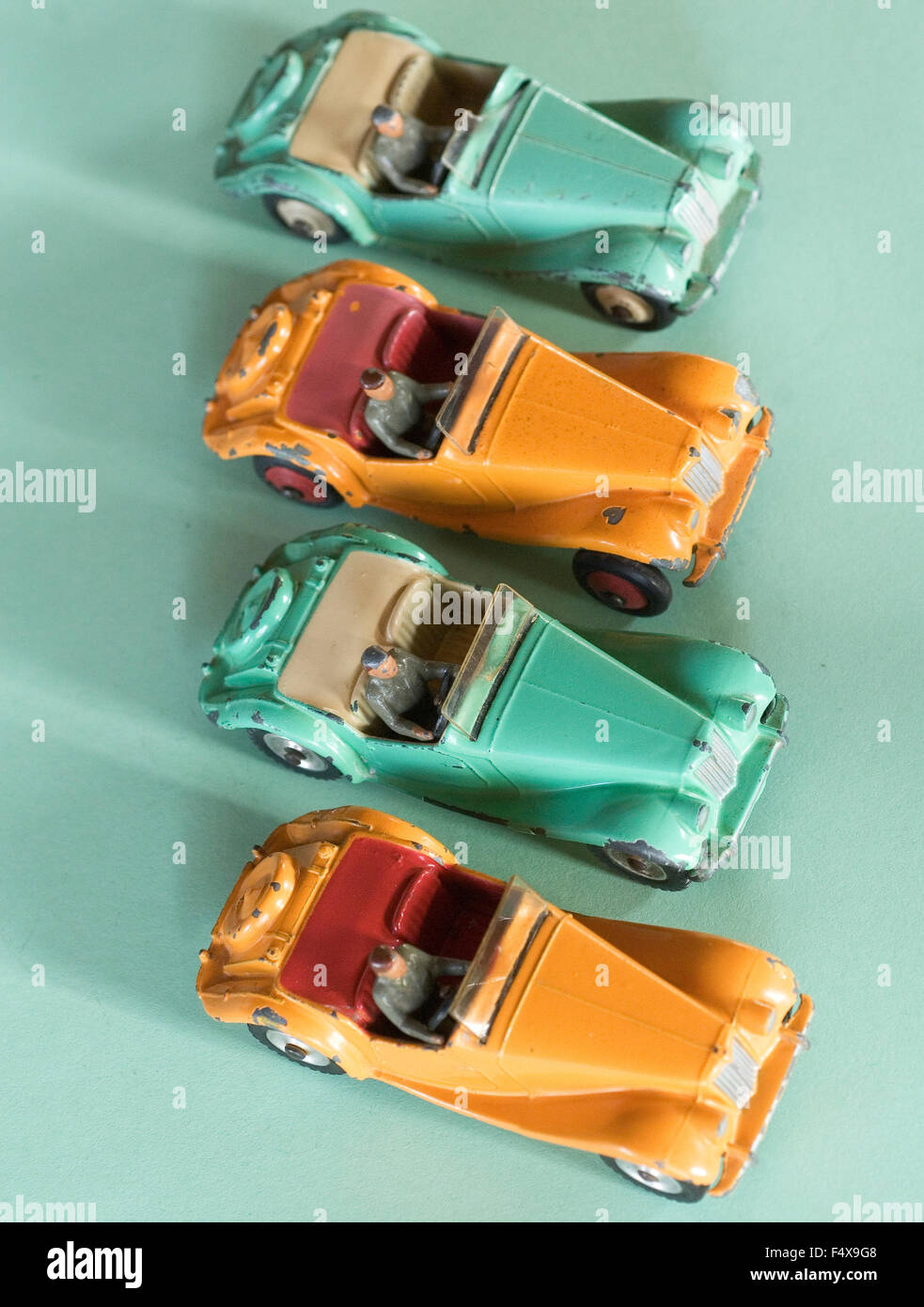 Vier dinky Sportwagen in Folge. MG Orange und grün. Stockfoto