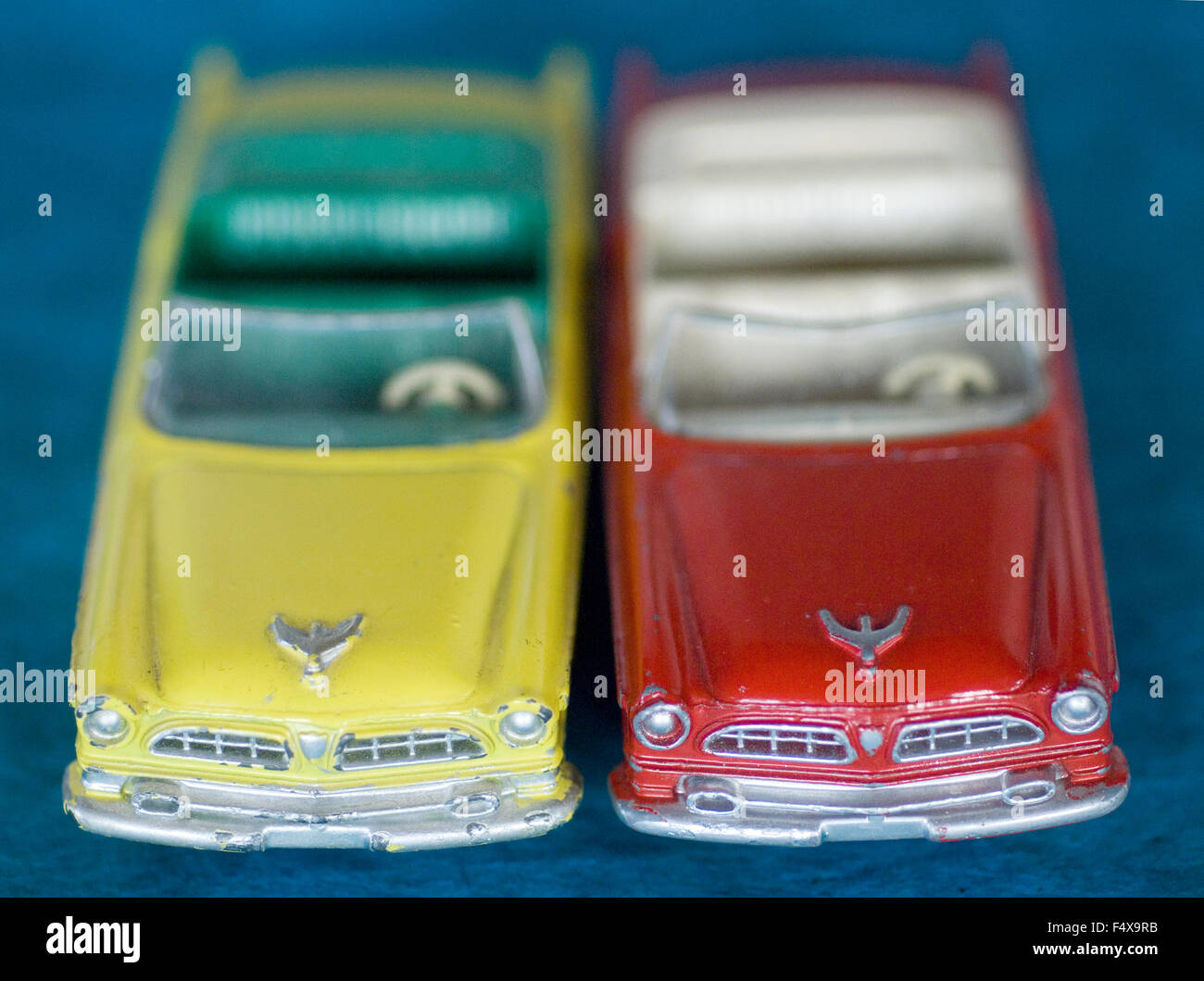 Französischen dinky Toys, rote und gelbe Modellautos, Chrysler New Yorker. Stockfoto