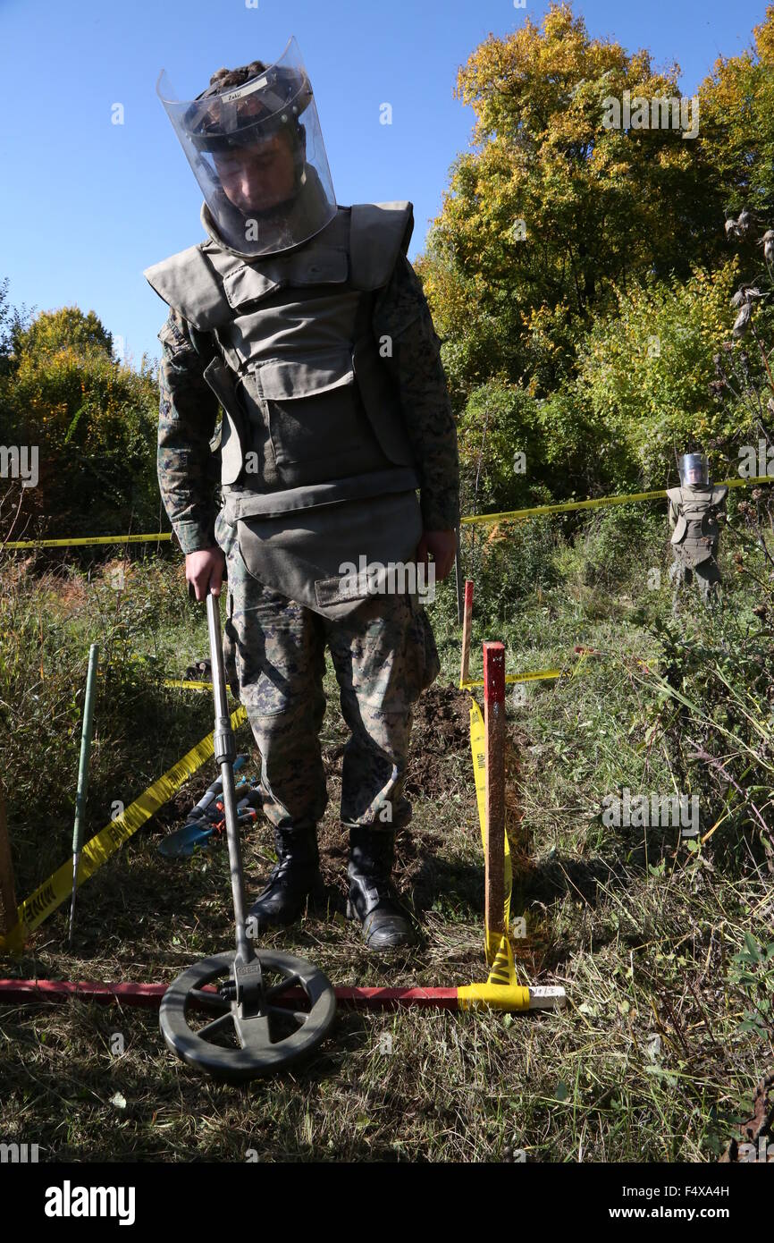 Travnik, Bosnien und Herzegowina (BiH). 23. Oktober 2015. Ein Soldat arbeitet, um im Dorf Cifluk, in der Nähe von Travnik, Bosnien und Herzegowina (BiH), am 23. Oktober 2015 entminen. Es gibt einige 130.000 unentdeckte Landminen in Bosnien und Herzegowina als ein Resultat des Bosnien-Krieges der 1990er Jahre. Bosnien und Herzegowina will Minenräumung Arbeit bis 2019 zu beenden. Bildnachweis: Haris Memija/Xinhua/Alamy Live-Nachrichten Stockfoto