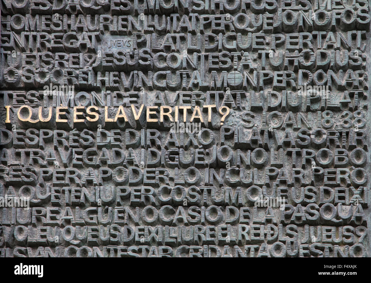 Barcelona, Spanien - 22. September 2015: Schreiben auf die Leidenschaft Fassade des Gaudis Sagrada Familia. Gaudis tiefen Katholizismus in Stockfoto