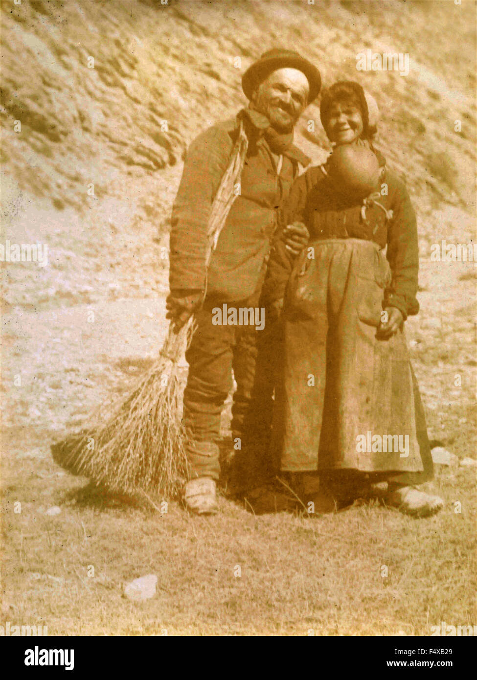 Eine Bäuerin mit eine riesige Zyste mit ihrem Ehemann Stockfoto