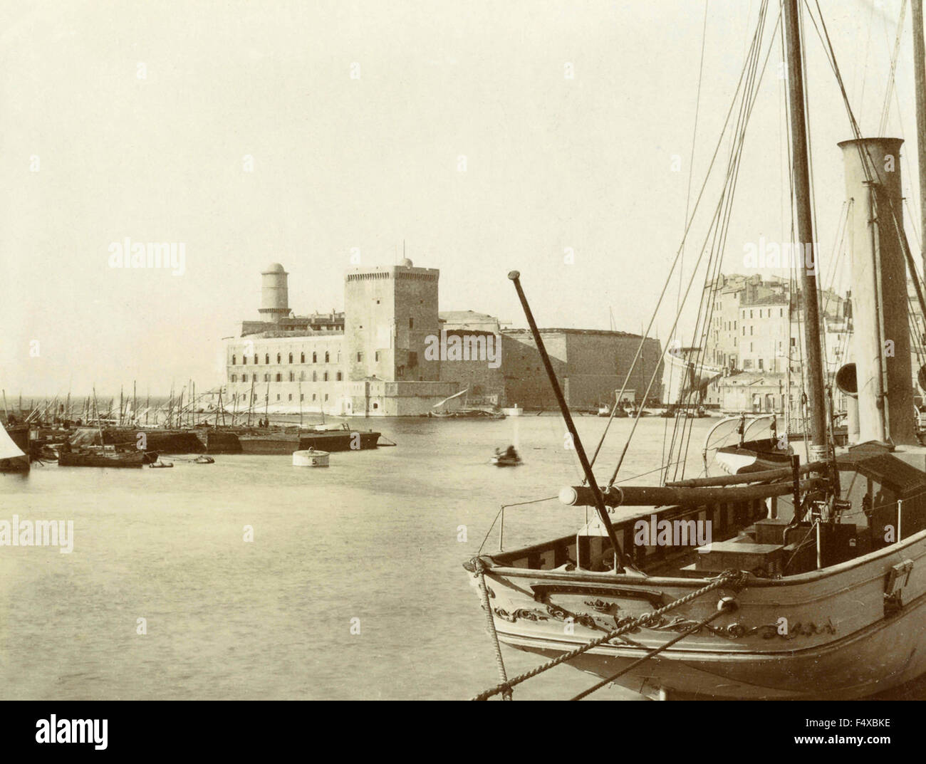 Segelschiff im Hafen von Marseille, Frankreich angedockt Stockfoto