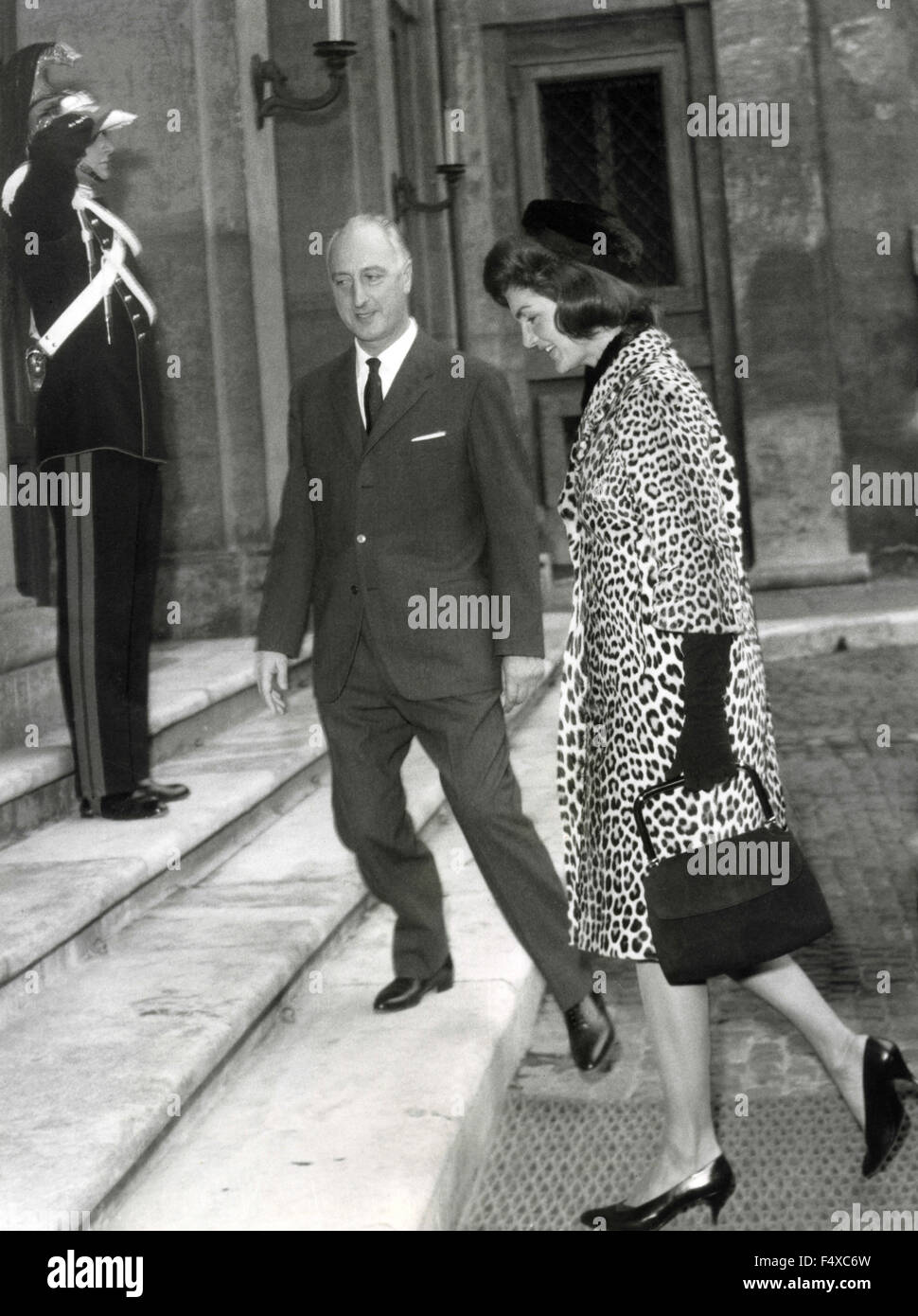 Frau Jacqueline Kennedy im Innenhof des Palazzo del Quirinale erhielt vom Kopf des Protokolls Alfredo Masarich, Rom, Italien Stockfoto