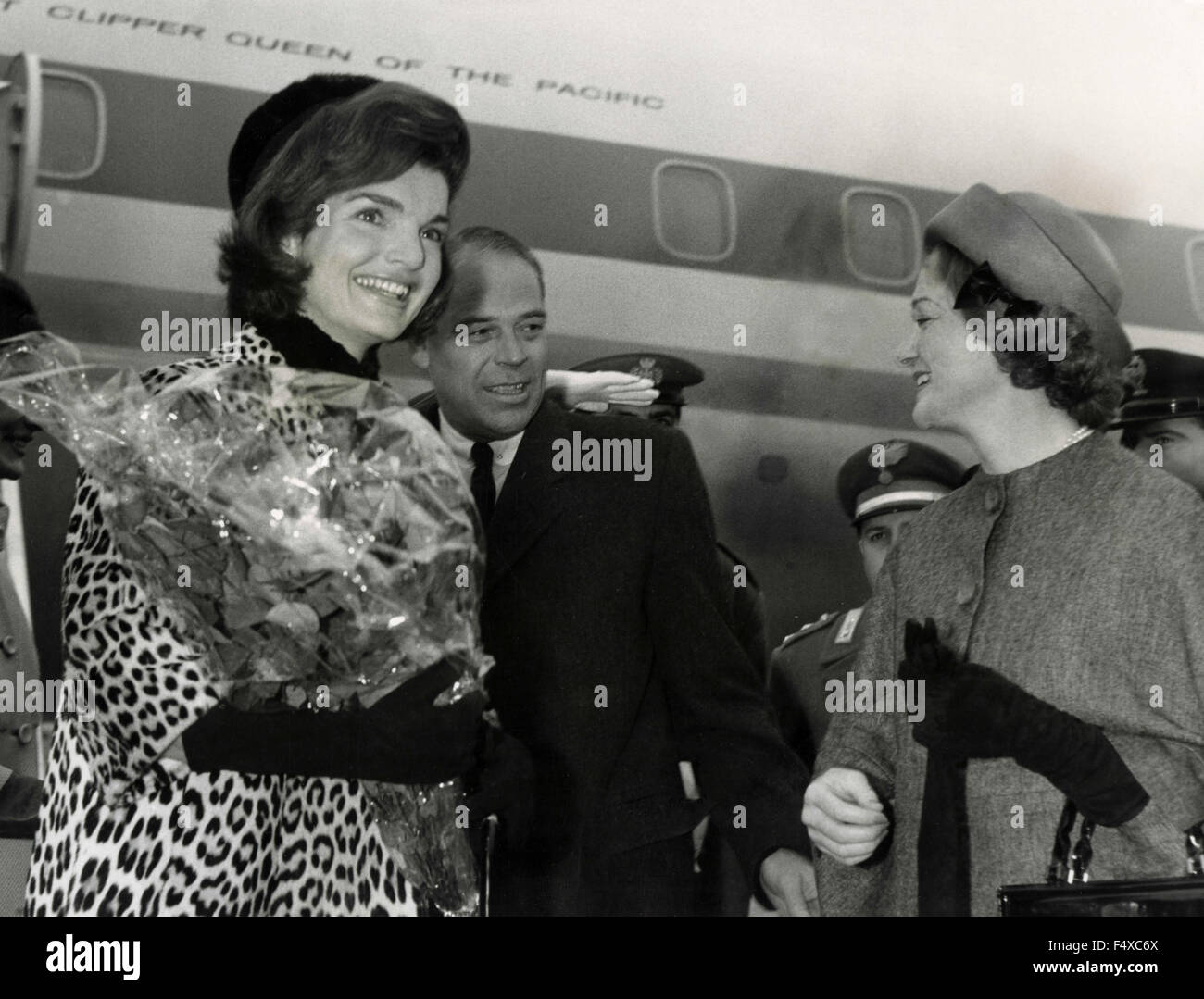 Frau Jacqueline Kennedy erhielt am Flughafen Rom von US-Botschafter Frederick Reinhardt und seine Frau, Italien Stockfoto