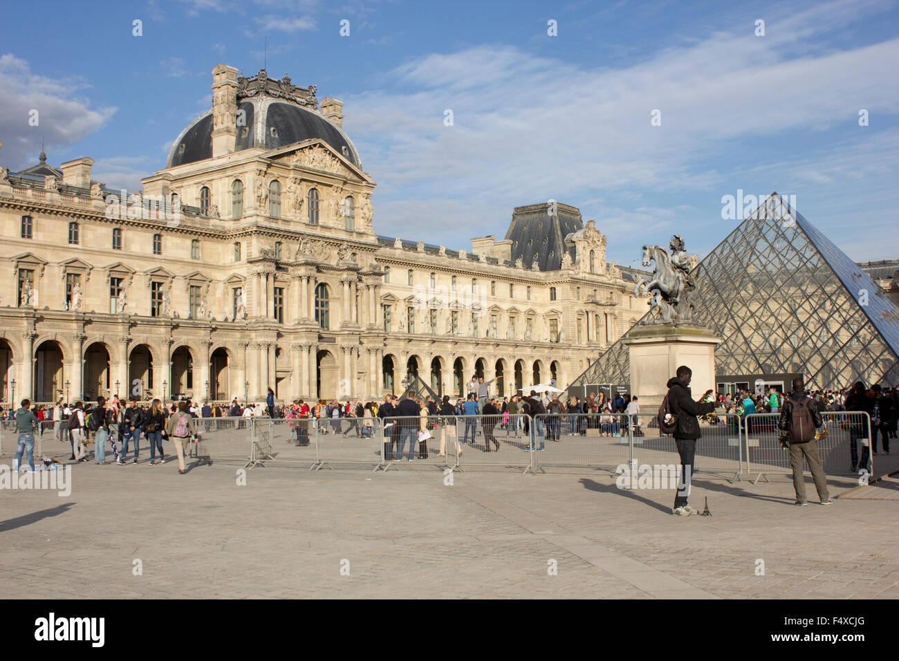 Das Louvre-Museum mit Pyramide-Eingang auf der rechten Seite. Stockfoto