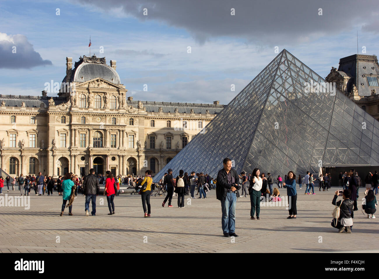 Das Louvre-Museum mit Eingang der Pyramide im Vordergrund. Stockfoto