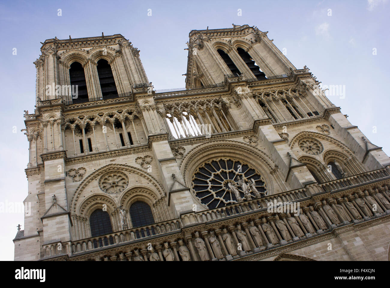 Vor dem Eingang zur Kathedrale Notre Dame in Paris, Frankreich. Stockfoto