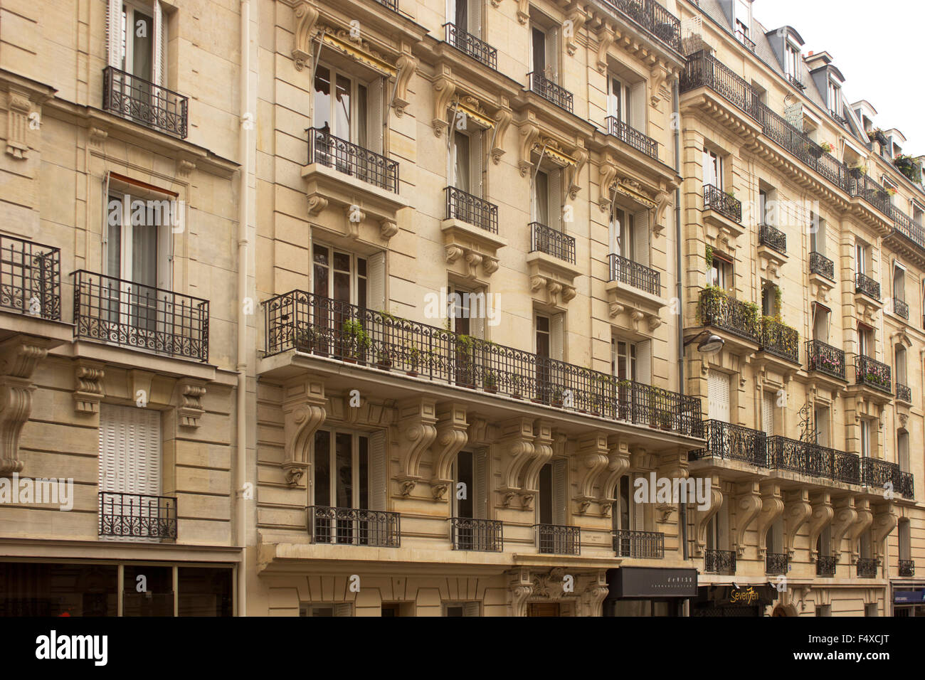 Mitte 19. Jh. Architektur in Paris. Berühmt für seine eisernen Balkonen & Mansard Dächer. Stockfoto