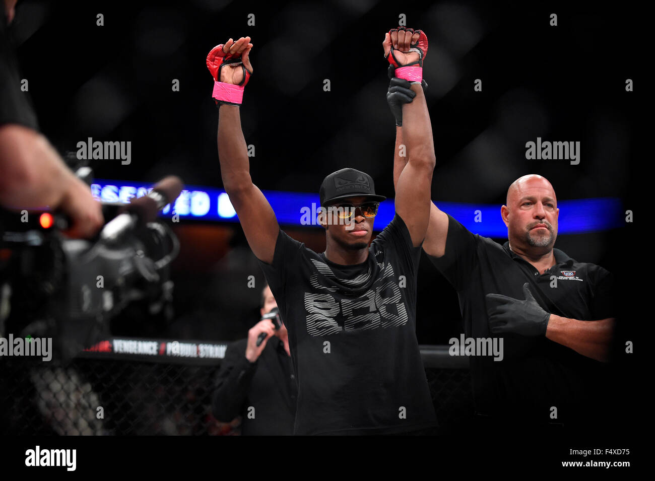 Uncasville, CT, USA. 23. Oktober 2015. Michael Page (rot) hat Hand Handzeichen Sieg nach eine Kampf im Weltergewicht gegen Charlie Ontiveros (blau) bei Bellator 144 MMA Kampf im Mohegan Sun Arena. Eric Canha/CSM/Alamy Live-Nachrichten Stockfoto